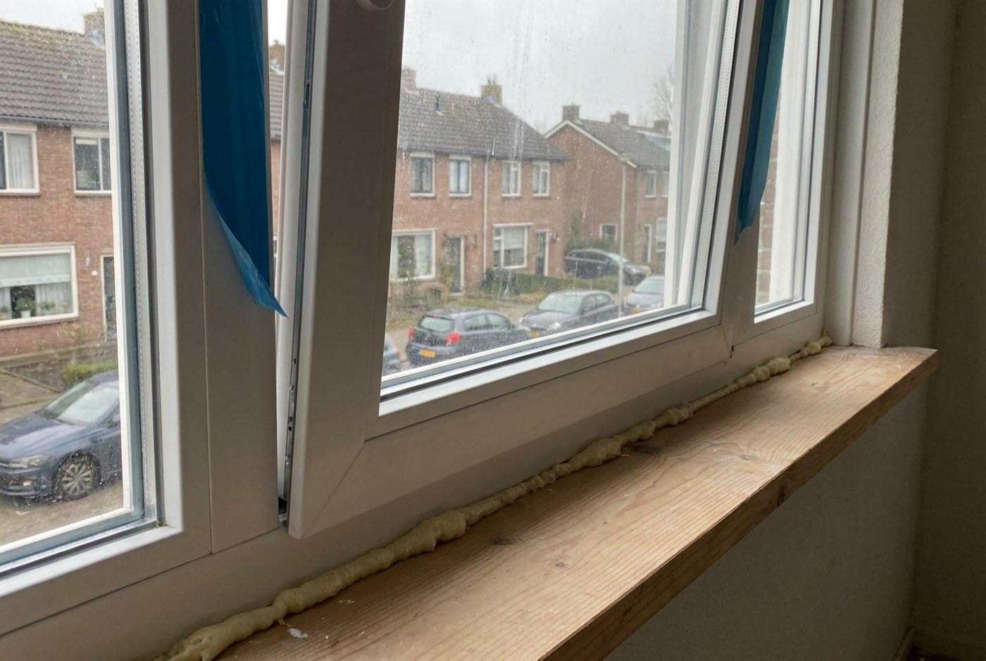 Nieuwe kunststof kozijnen met afgekitte naden in een woning